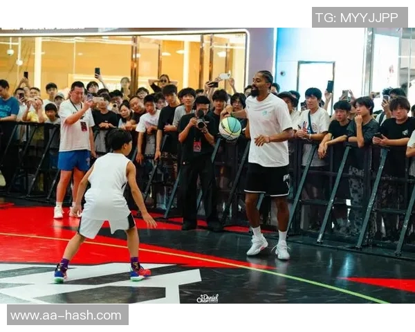 真宠粉!爱德华兹赛后送球衣鞋签名合照!球裤差点脱掉 真宠粉!爱德华兹赛后送球衣鞋签名合照!球裤差点脱掉